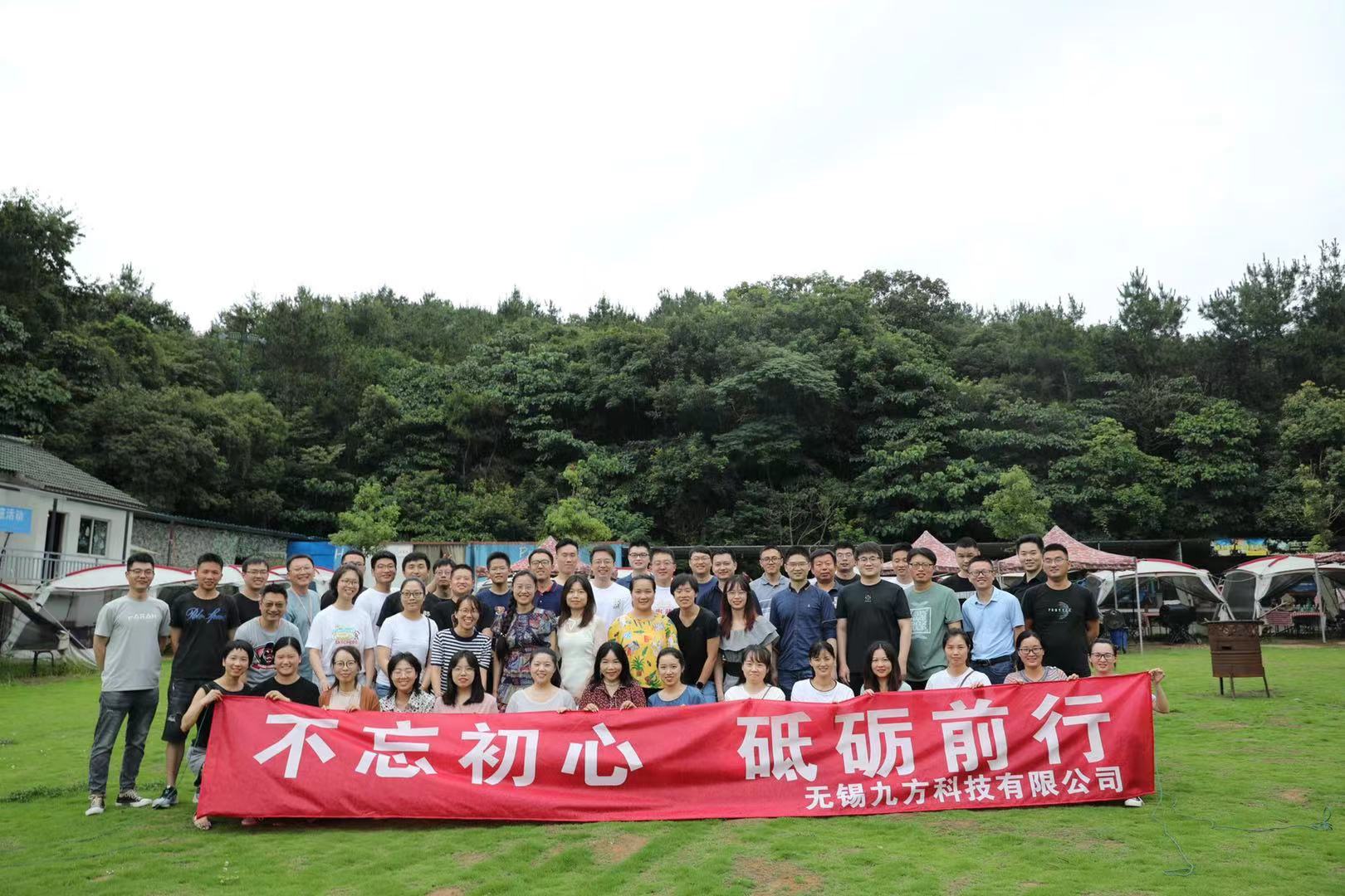 Live up to July day, group build barbecue small outing